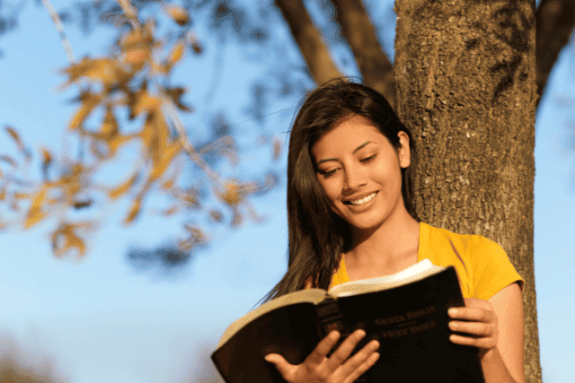 Leia mais sobre o artigo Relacionamento Abençoado: 7 Passagens da Bíblia para Você Aplicar Hoje Mesmo